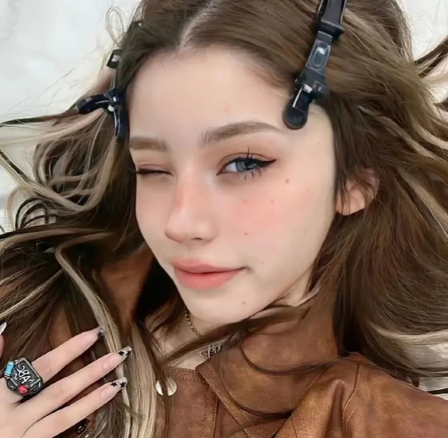 蜂妹与狗狗猫
